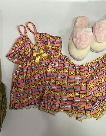 imagem PIJAMA DE SUED ESTAMPADO COM LACO 006000 CORACAO EMOJI