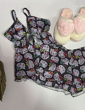 imagem PIJAMA DE SUED ESTAMPADO COM LACO 006000 CAT PERSONAGEM