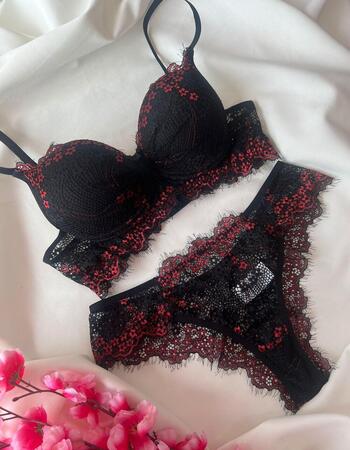 imagem CONJUNTO PREMIUM PRETO RENDA CHANTILLY VERMELHO